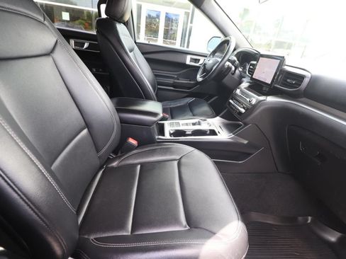 Used 2020 Ford Explorer XLT w/ Equipment Group 202A RWD image 15