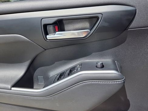 Used 2023 Toyota Highlander XLE image 22