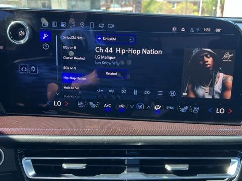 Used 2025 Chevrolet Traverse RS image 44