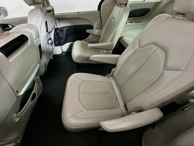 Used 2019 Chrysler Pacifica Touring-L Plus w/ Advanced Safetytec Group FWD image 23