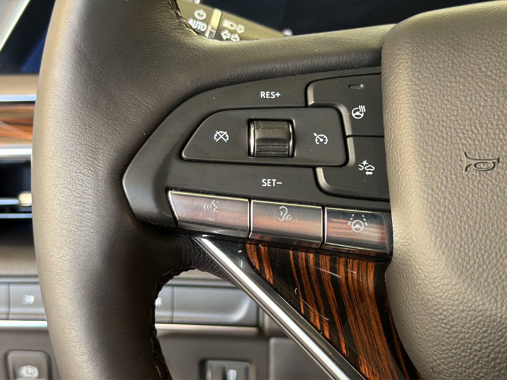 Certified 2023 Cadillac Escalade ESV Premium Luxury w/ LPO, Illumination Package AWD/4WD image 22