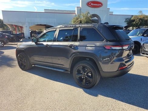 Used 2025 Jeep Grand Cherokee Altitude image 9