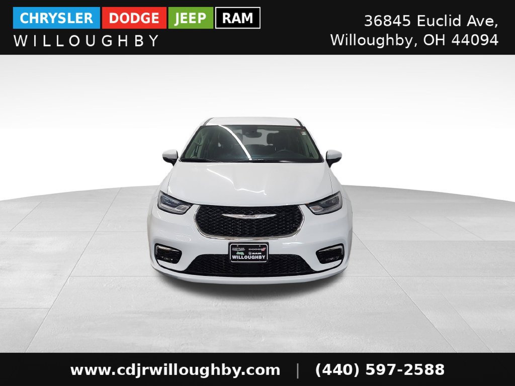 Used 2023 Chrysler Pacifica Touring-L FWD image 2
