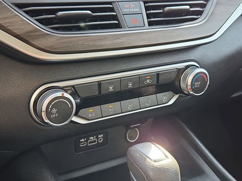 Used 2025 Nissan Altima 2.5 SV image 25