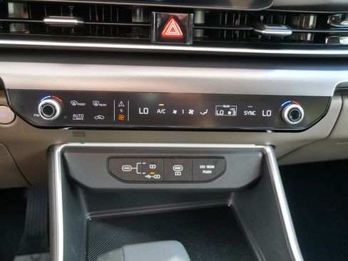 Certified 2026 Kia Carnival FWD image 23