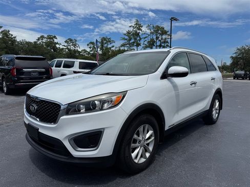 Used 2017 Kia Sorento AWD w/ LX V6 Convenience Package image 4