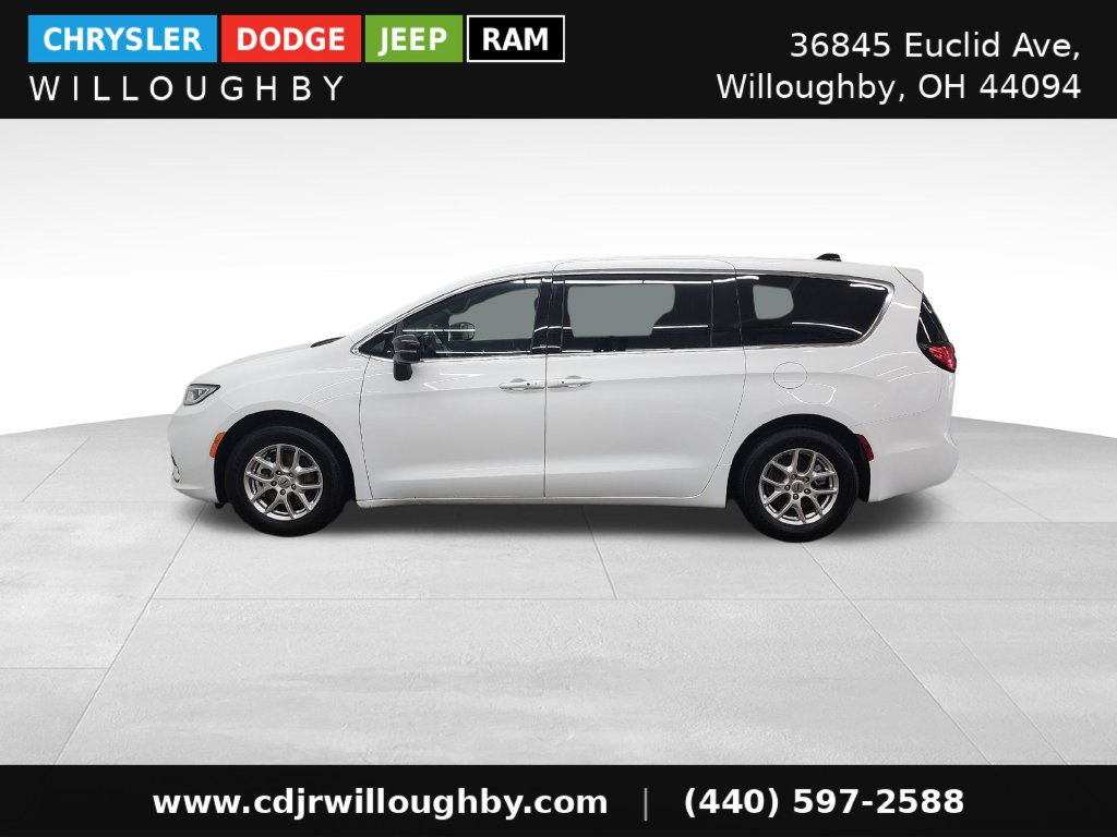 Used 2025 Chrysler Pacifica Select FWD image 6