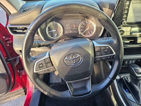 Used 2022 Toyota Highlander XLE image 28