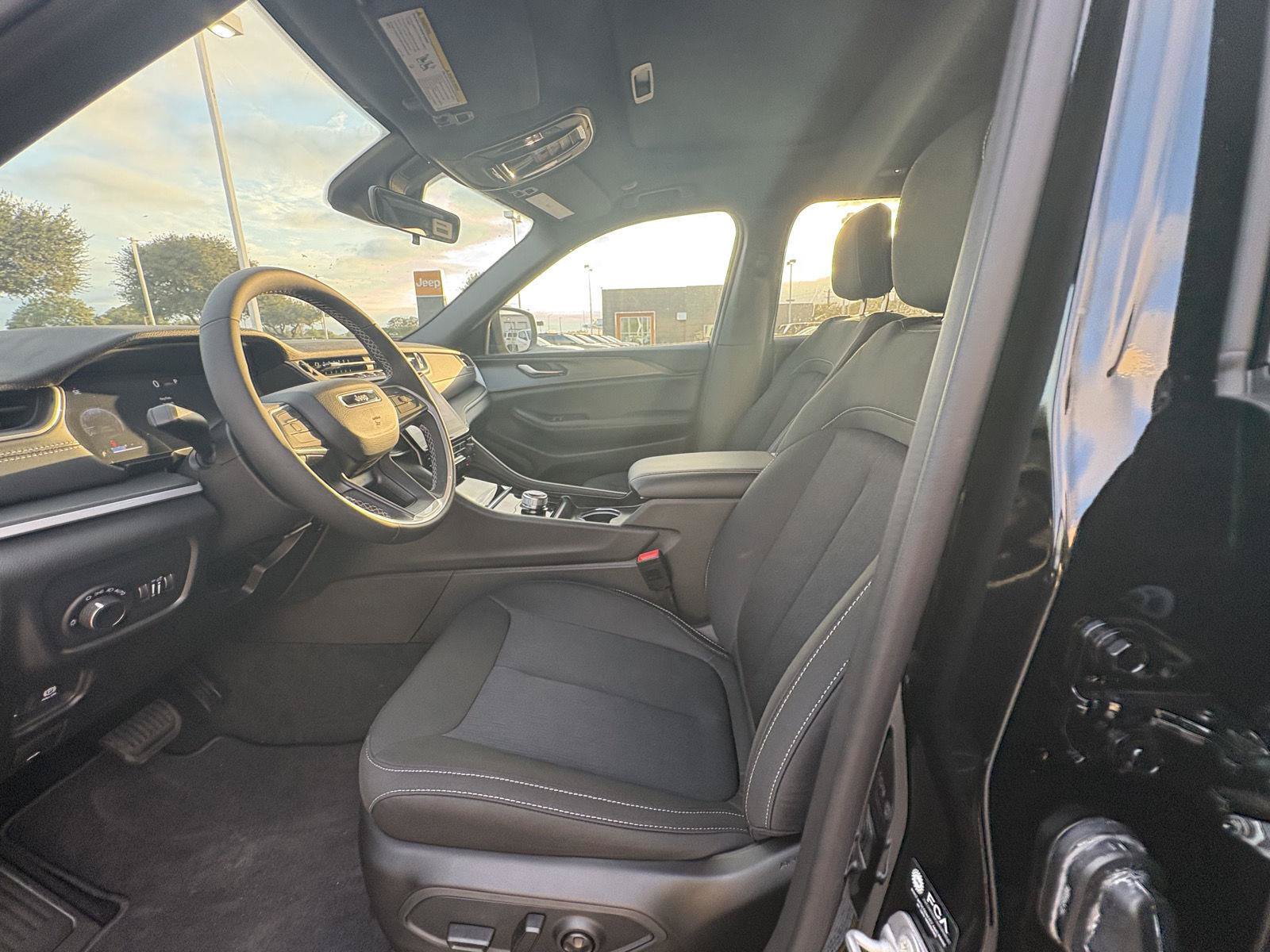 New 2027 Jeep Grand Cherokee Laredo X RWD image 13