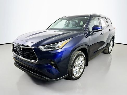 Used 2023 Toyota Highlander Limited FWD image 3