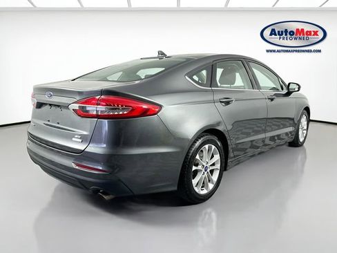 Used 2020 Ford Fusion SE image 2