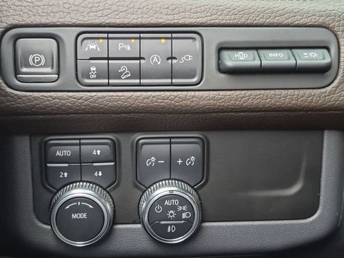 Used 2021 GMC Yukon Denali w/ Denali Premium Package AWD/4WD image 10