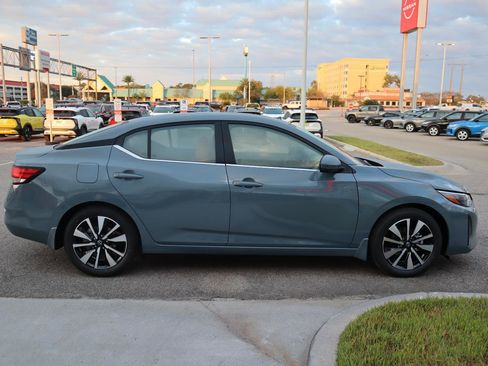 Used 2025 Nissan Sentra SV w/ SV Premium Package image 10
