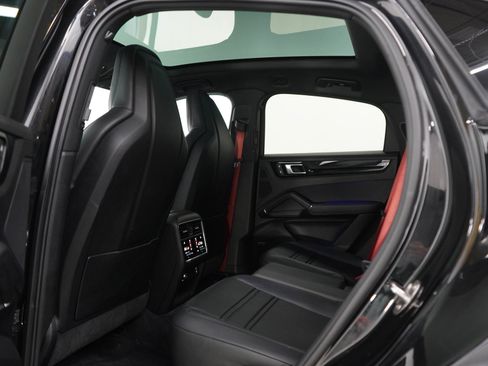 Used 2023 Porsche Cayenne Platinum Edition AWD/4WD image 18