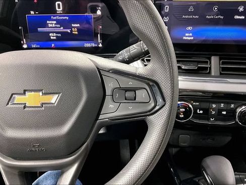 Used 2025 Chevrolet Trax LT FWD image 12