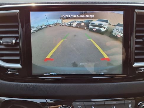 Used 2022 Chrysler Pacifica Touring-L image 4