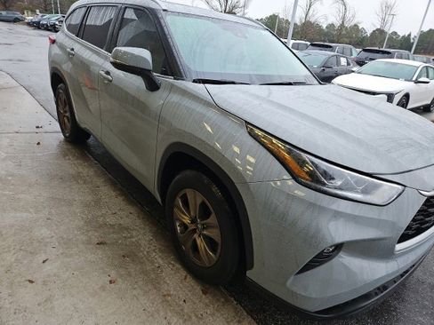 Used 2023 Toyota Highlander Bronze Edition image 3