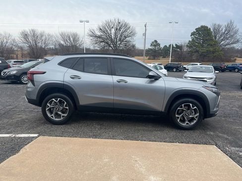 Used 2025 Chevrolet Trax LT w/ Driver Confidence Package image 5