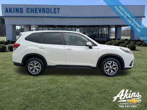 Used 2023 Subaru Forester Premium AWD/4WD image 3