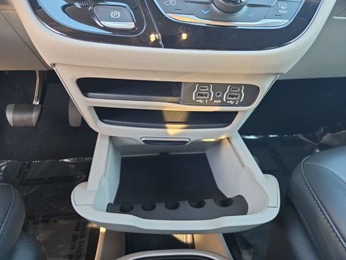 Used 2024 Chrysler Pacifica Touring-L FWD image 24