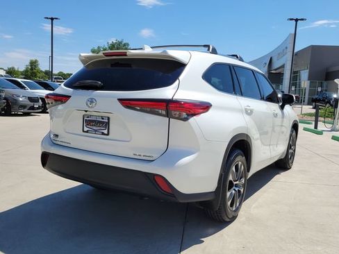 Used 2020 Toyota Highlander XLE AWD/4WD image 3