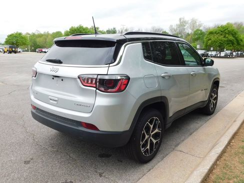 Used 2025 Jeep Compass Limited image 4