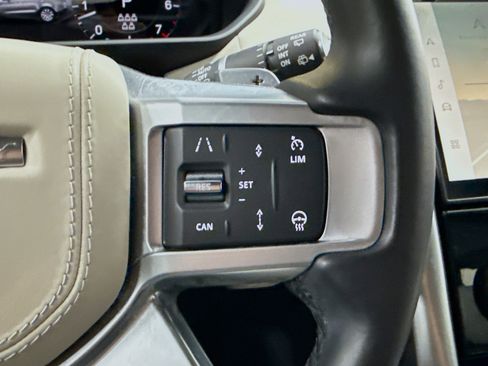 Used 2024 Land Rover Discovery Metropolitan Edition image 39