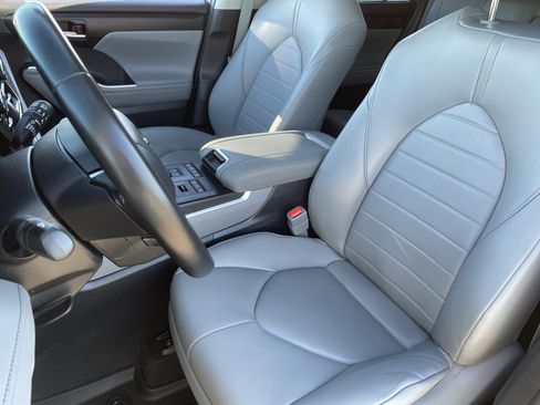 Used 2020 Toyota Highlander XLE image 19