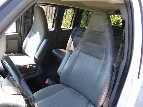 Used 2018 Chevrolet Express 3500 LS image 19