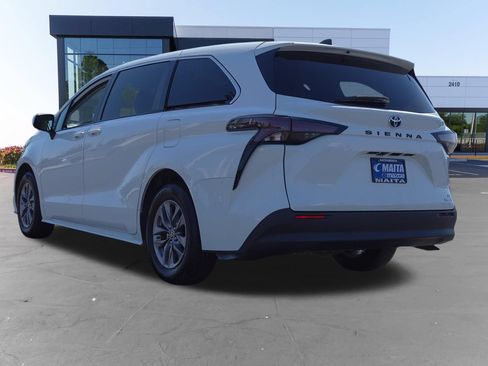 Used 2024 Toyota Sienna LE FWD image 5