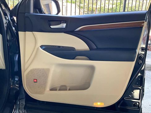 Used 2017 Toyota Highlander Limited image 22