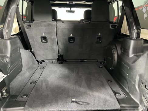 Used 2020 Jeep Wrangler Unlimited Sahara image 28