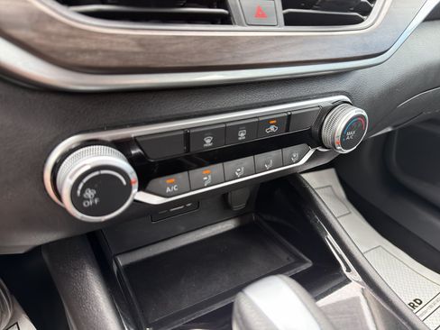Used 2024 Nissan Altima 2.5 SV FWD image 25
