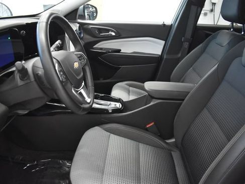 Used 2025 Chevrolet Trax LT w/ LT Convenience Package FWD image 22