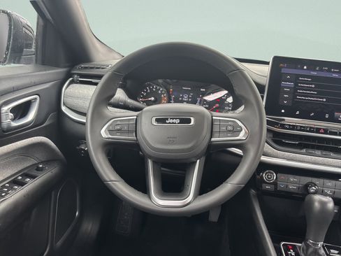 Used 2024 Jeep Compass Latitude image 18