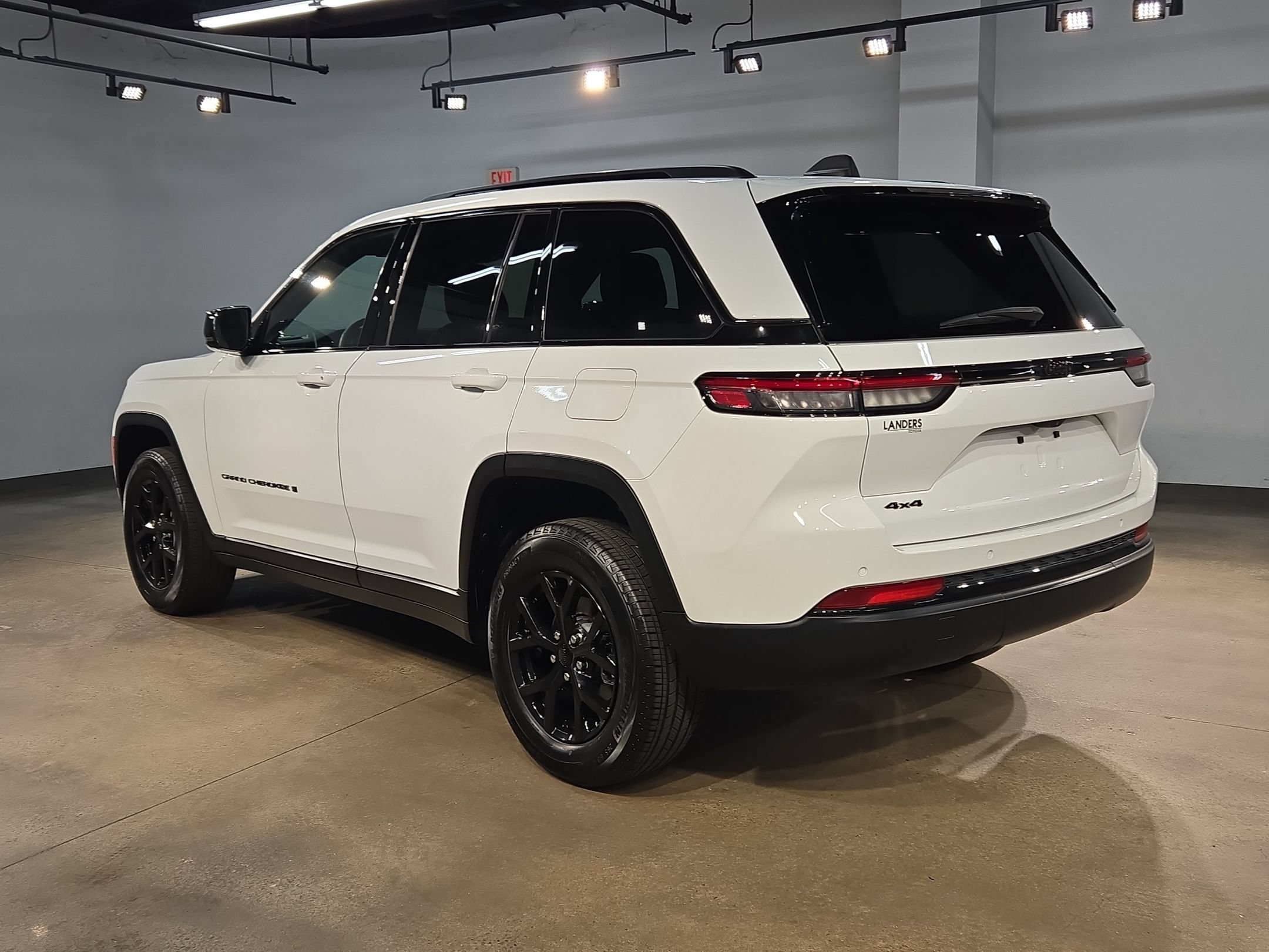 Used 2025 Jeep Grand Cherokee Altitude AWD/4WD image 5