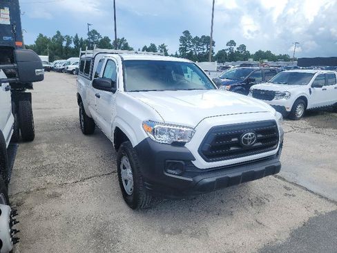 Used 2022 Toyota Tacoma SR RWD image 2