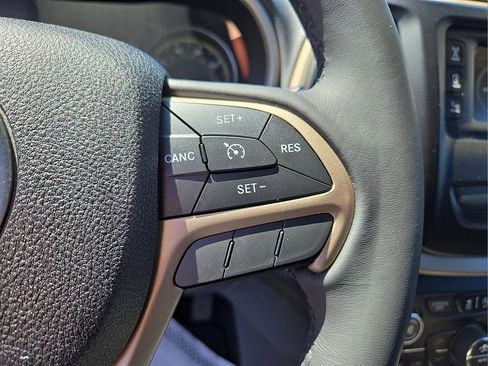 Used 2015 Jeep Cherokee Latitude w/ Comfort/Convenience Group AWD/4WD image 23