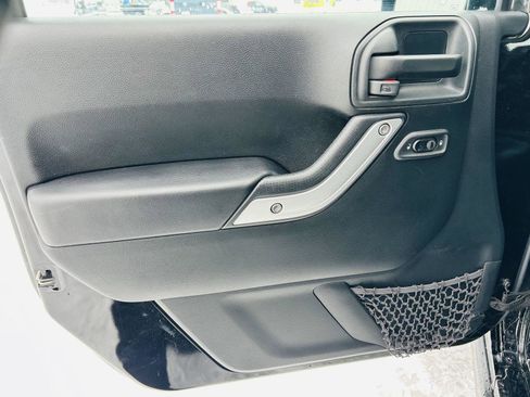 Used 2018 Jeep Wrangler Unlimited Rubicon w/ Cold Weather Group image 6