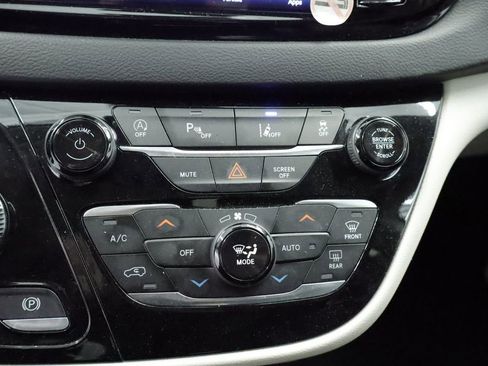 Certified 2023 Chrysler Pacifica Touring-L FWD image 34