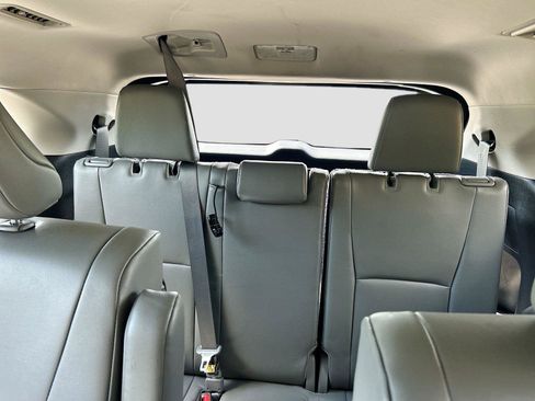 Used 2024 Toyota Highlander XLE FWD image 22