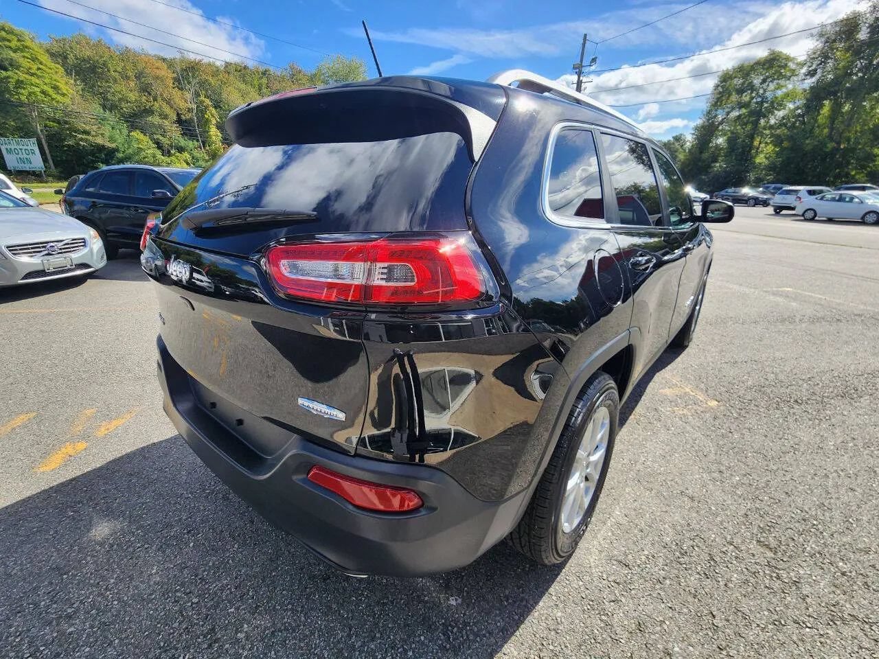 Used 2017 Jeep Cherokee Latitude w/ Cold Weather Group AWD/4WD image 5