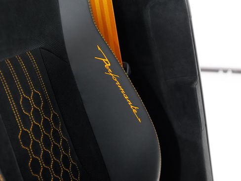 Used 2024 Lamborghini Urus Performante AWD/4WD image 40