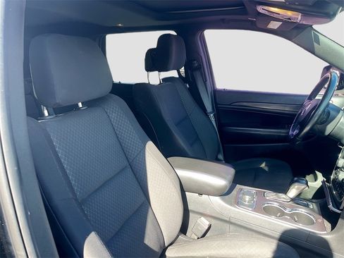 Used 2019 Jeep Grand Cherokee Laredo image 27