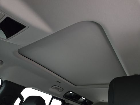 Used 2023 Land Rover Defender 110 SE image 12