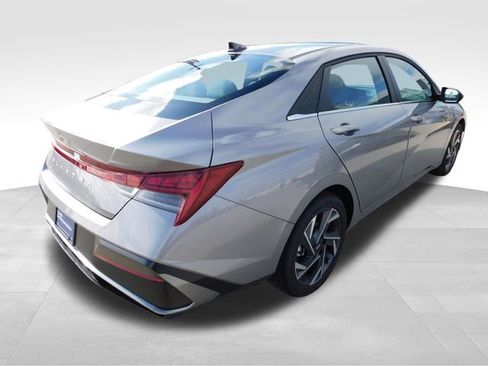 Used 2025 Hyundai Elantra SEL image 8