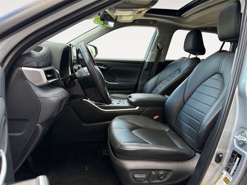 Used 2024 Toyota Highlander XLE image 9
