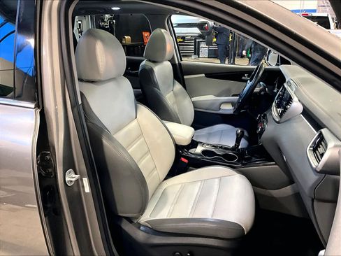 Used 2019 Kia Sorento SX image 11