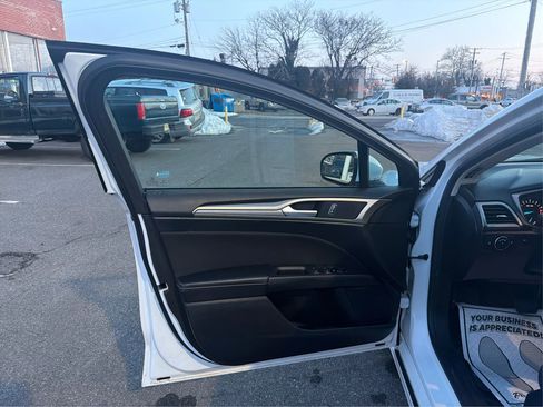 Used 2018 Ford Fusion SE image 14
