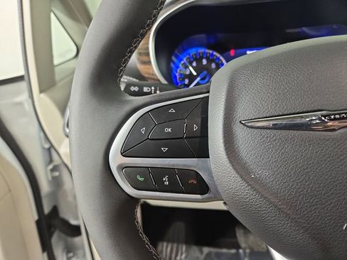 Used 2024 Chrysler Pacifica Limited AWD/4WD image 23